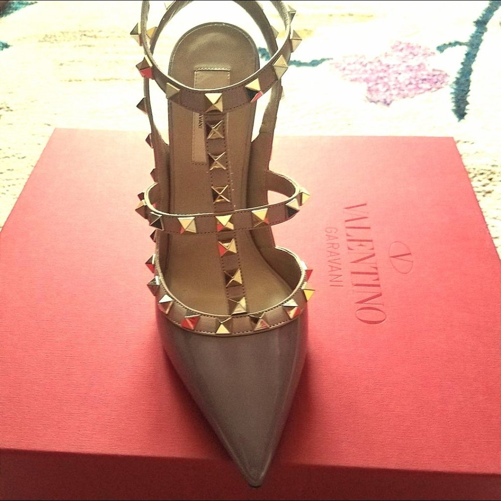 VALENTINO GARAVANI Leather Studded Accents T-Strap Pump